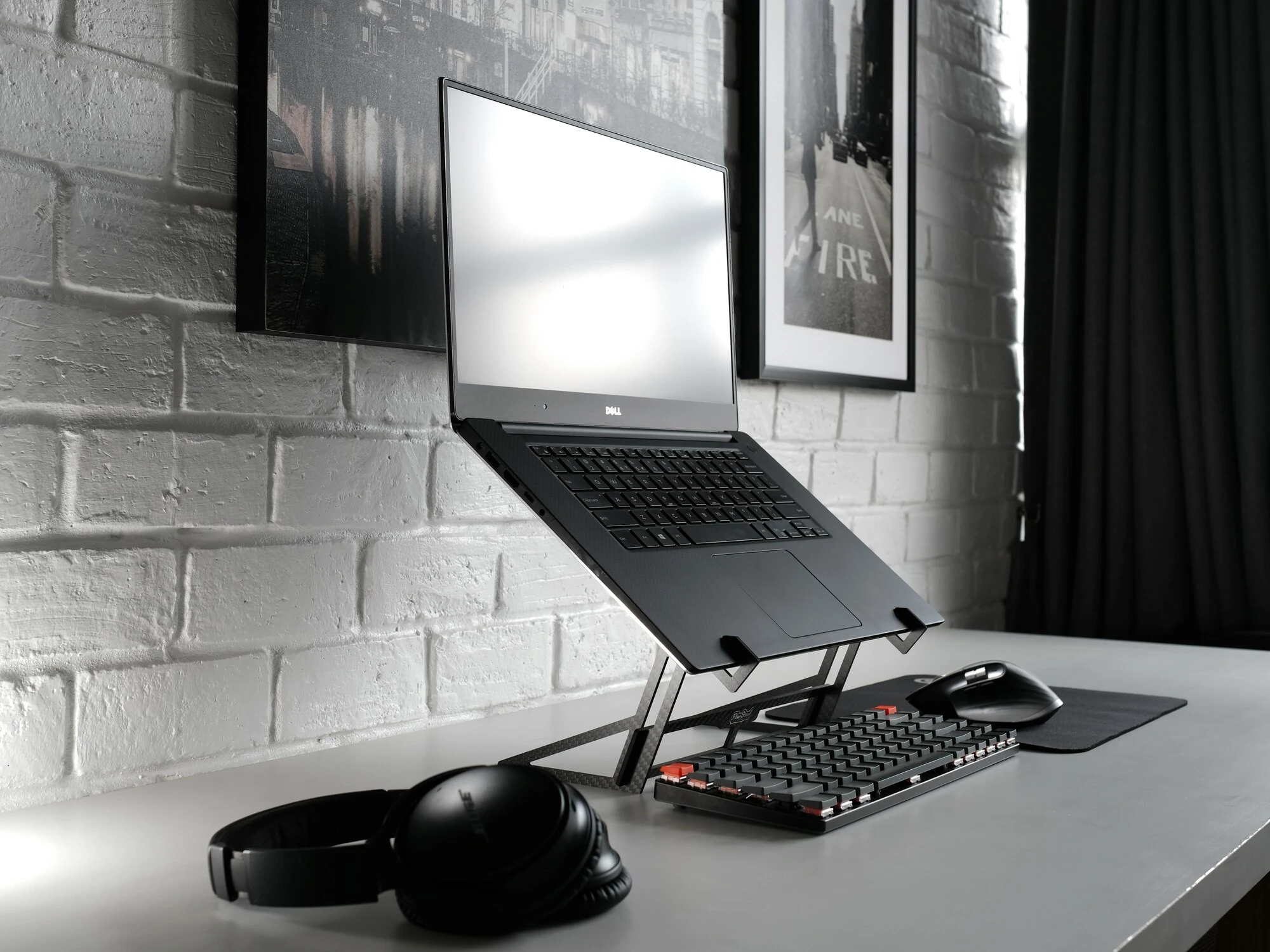 Setup de escritorio con accesorios para informáticos, teclado mecánico, ratón y auriculares